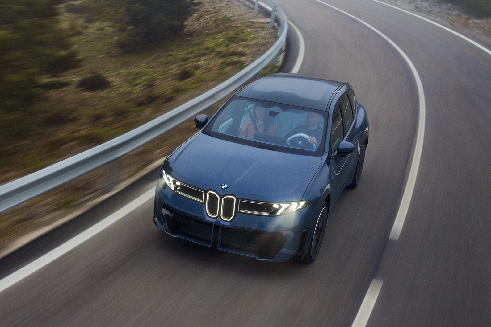 La iX3 qui conduit à pleine vitesse dans un tournant.