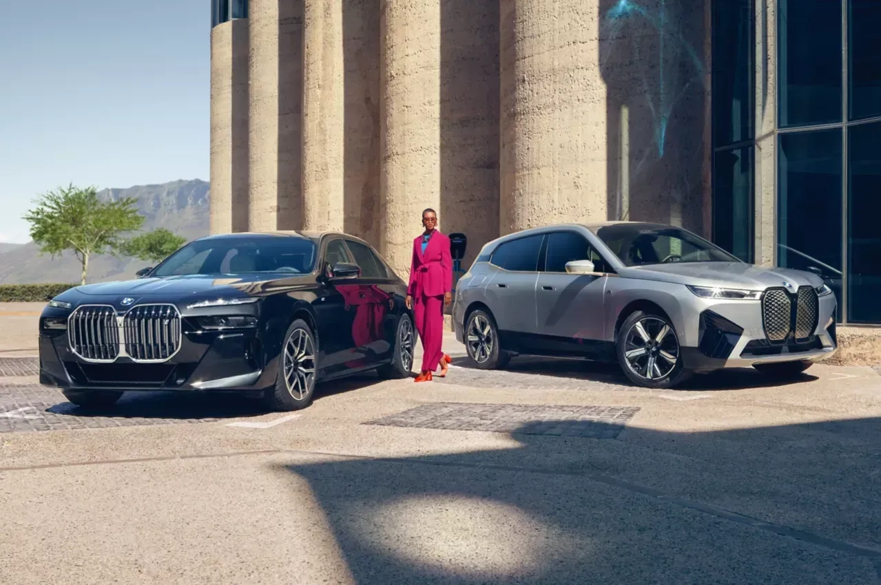 Une propriétaire de grande entreprise devant sa nouvelle flotte BMW.