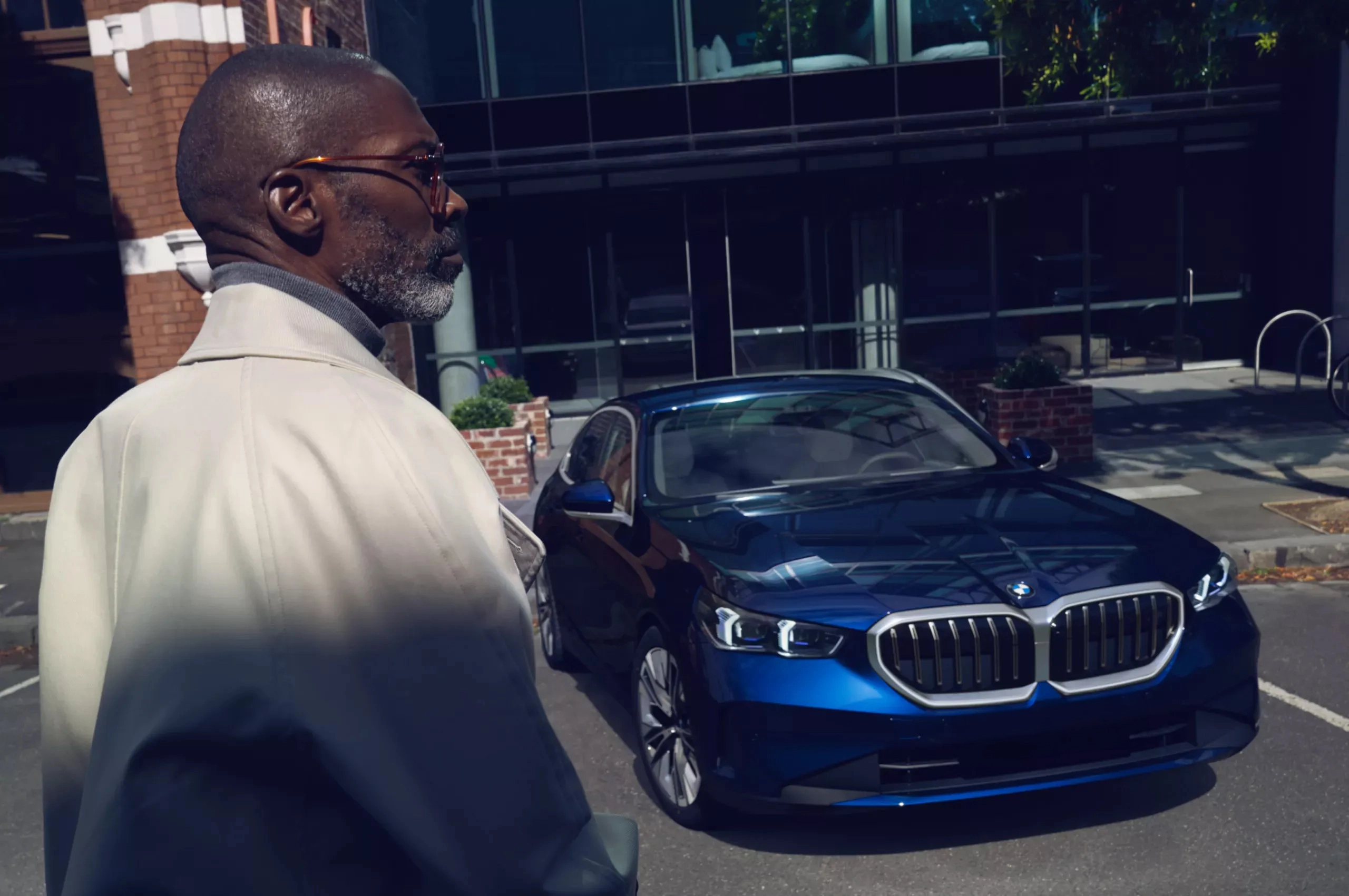 Un travailleur autonome se dirigeant vers son nouveau véhicule BMW.