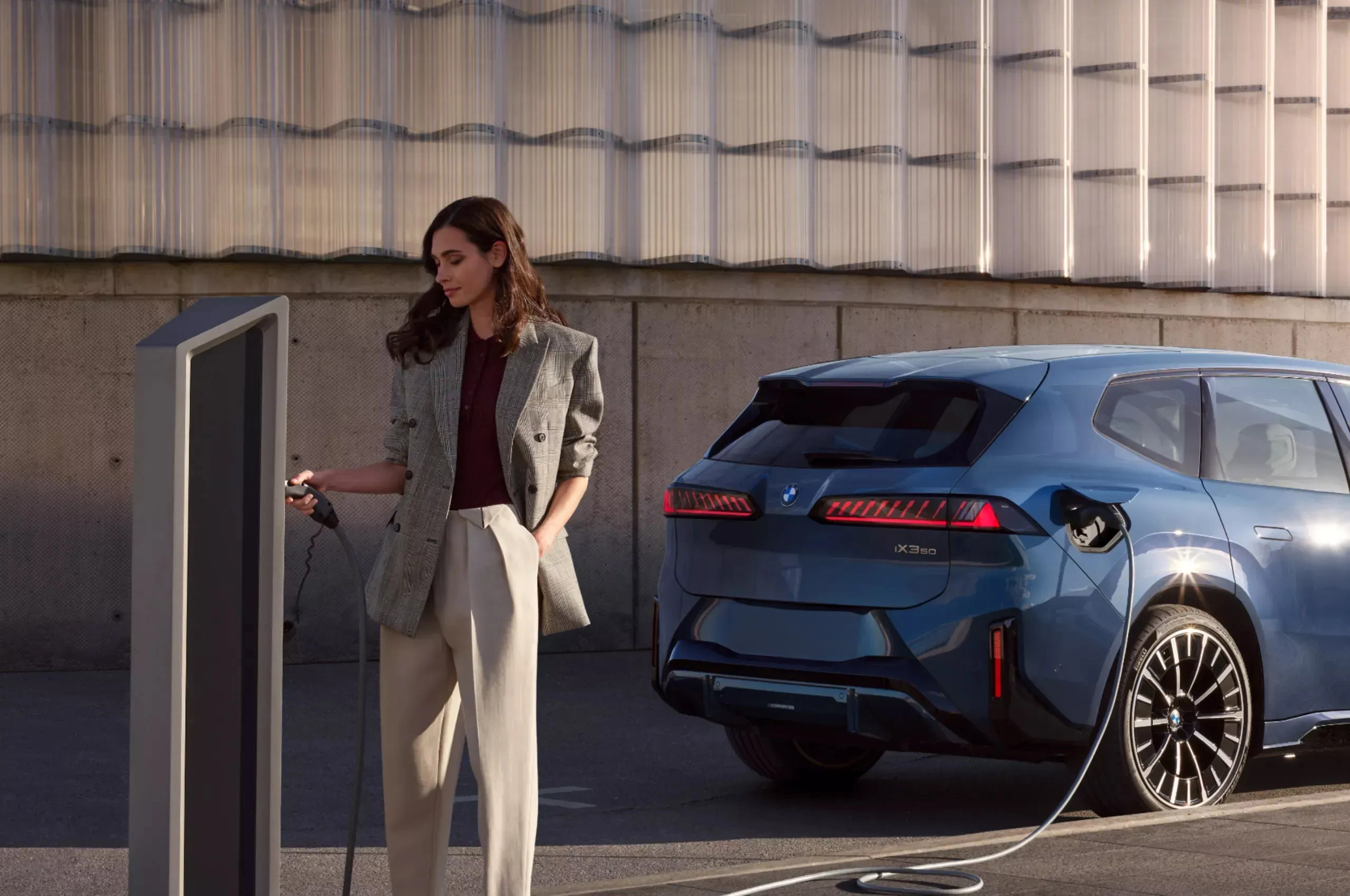 Une cliente d'affaires individuelles chargeant son véhicule BMW.