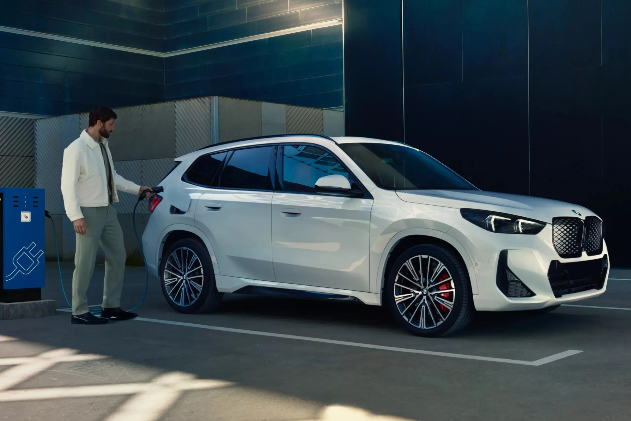 Un client BMW qui charge son véhicule.