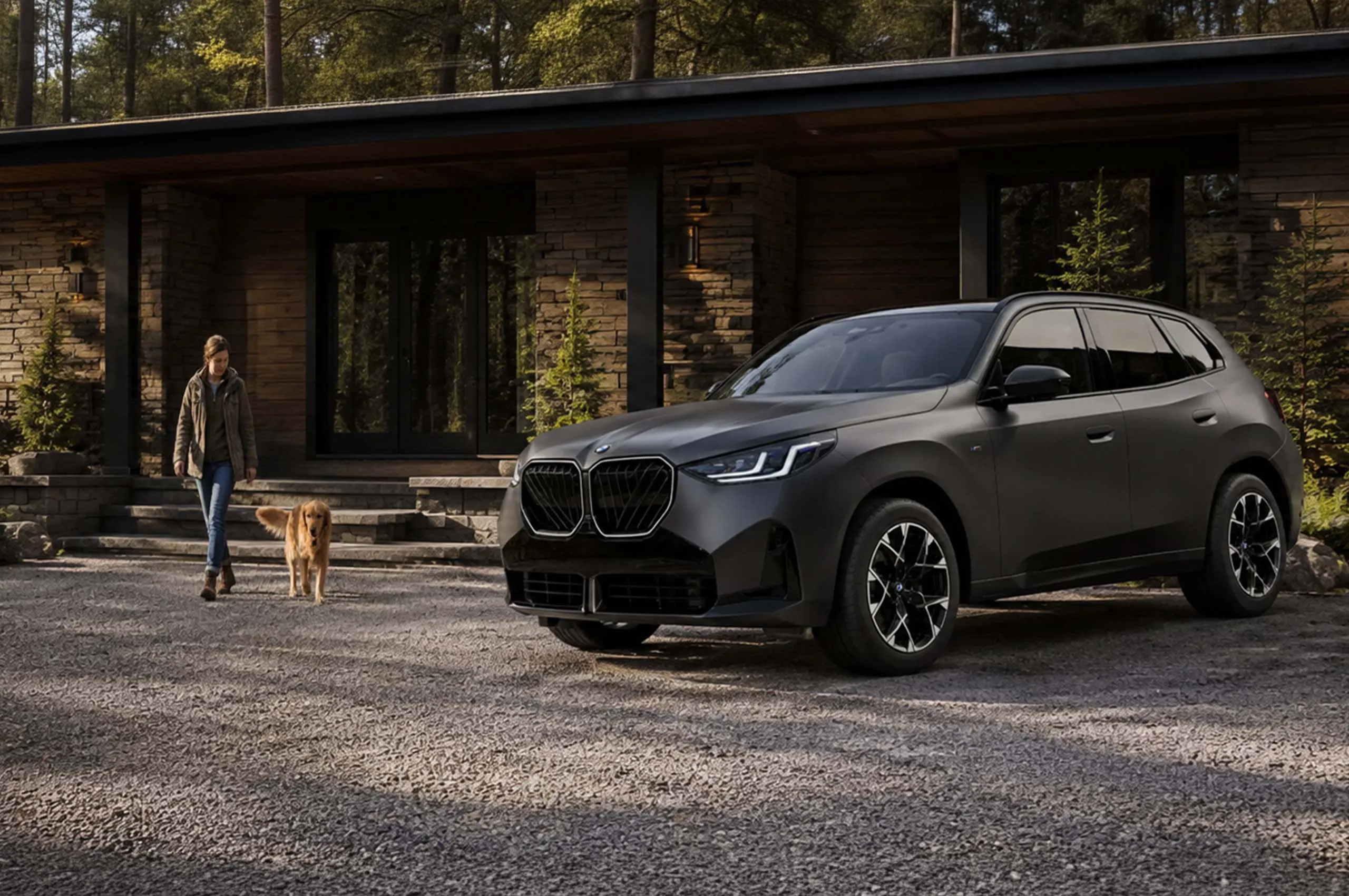 Un véhicule BMW et sa propriétaire.