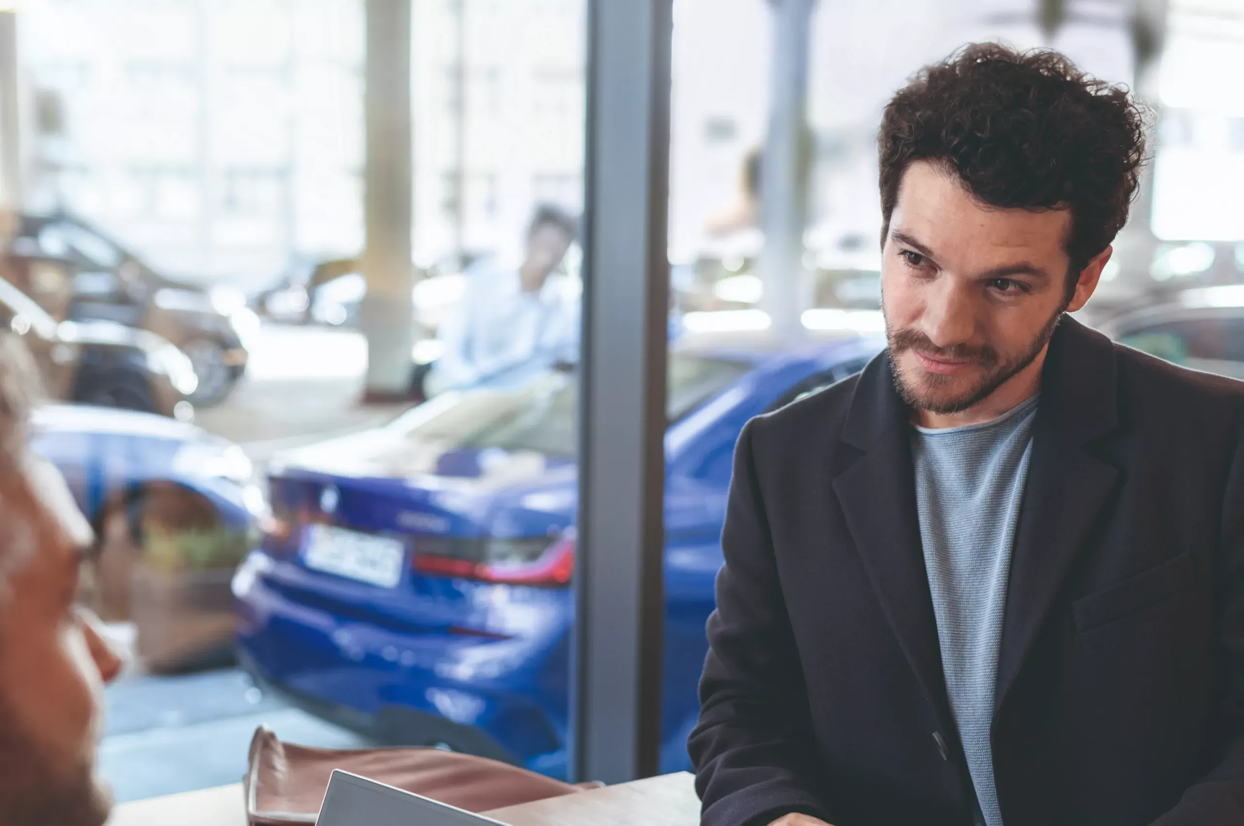 Discussion de gestion de flotte BMW dans un bureau corporatif.