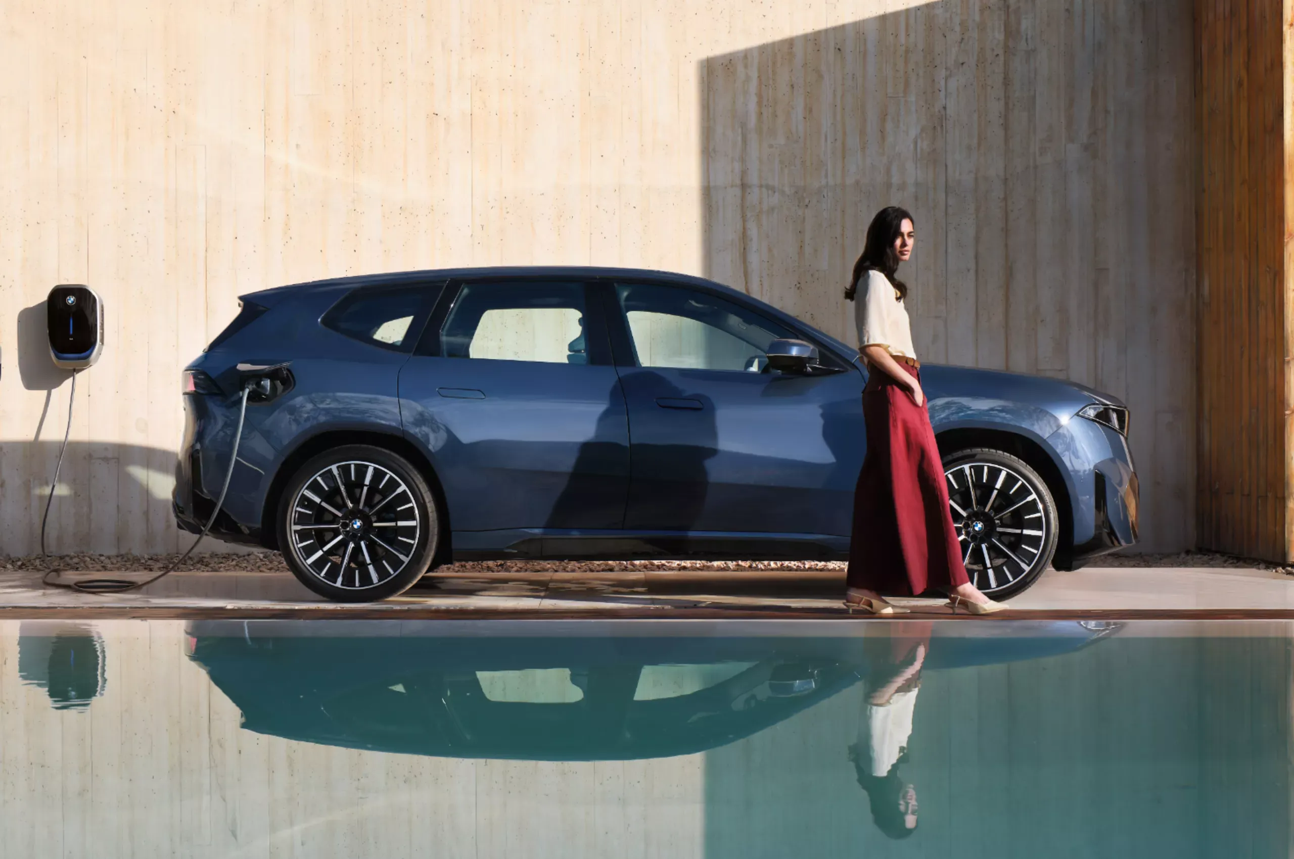 Une propriétaire d'un véhicule BMW de flotte d'entreprise et son VUS BMW.