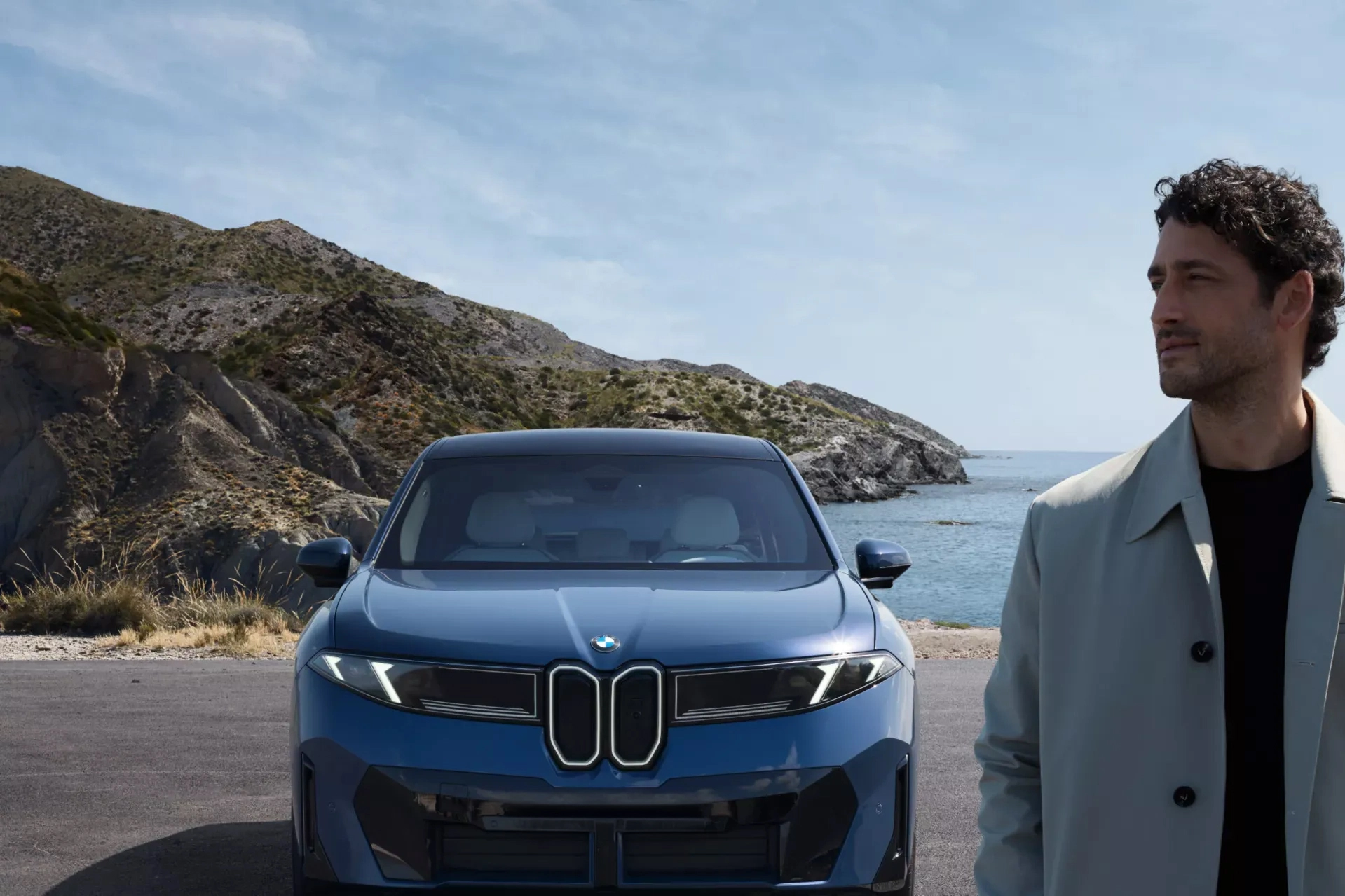 Un client d'entreprise BMW devant son véhicule de flotte.