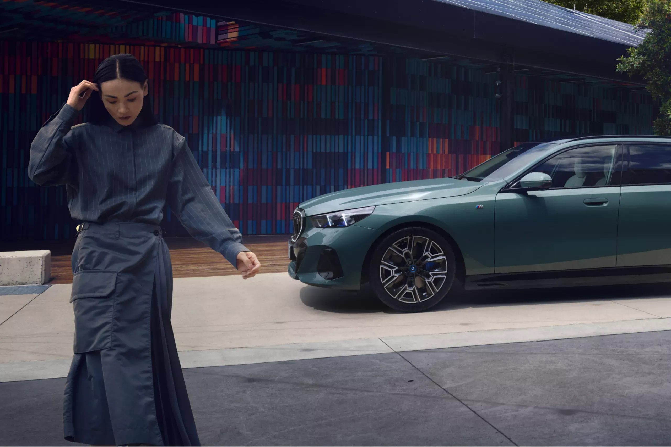 Une propriétaire d'entreprise et son véhicule BMW.