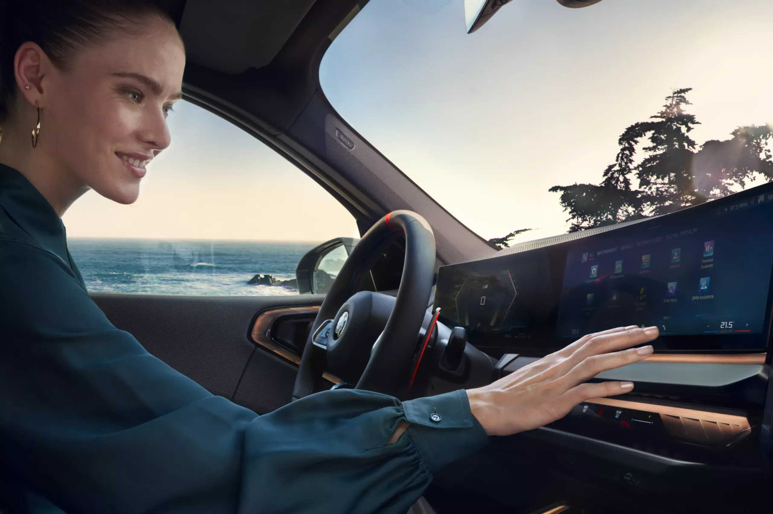Une cliente BMW utilisant l'écran de son véhicule.