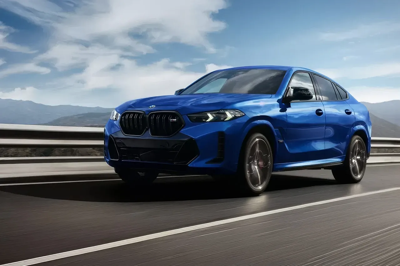 Un véhicule BMW à pleine allure sur l'autoroute.