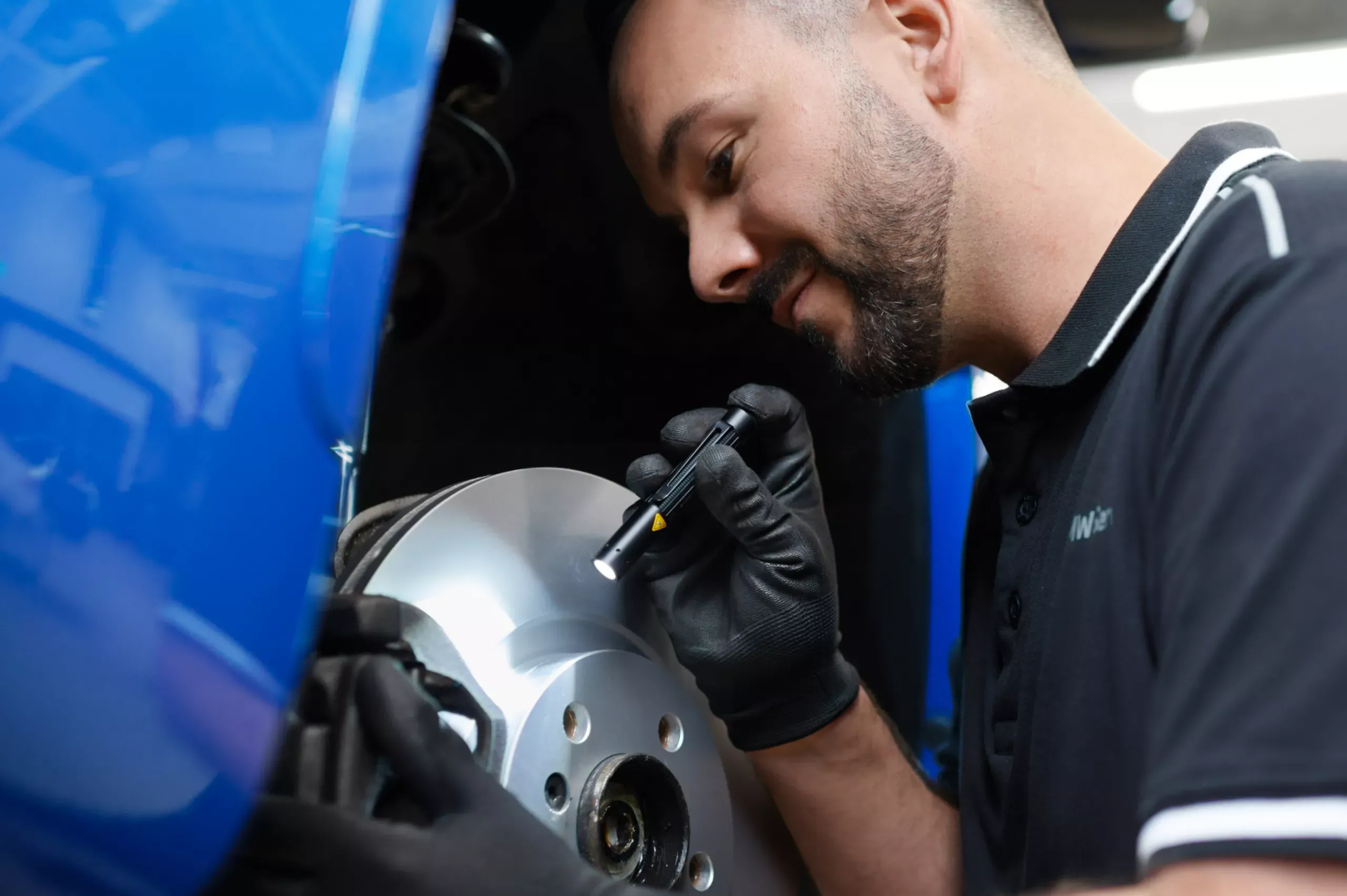 Un mécanicien BMW inspectant un véhicule BMW.