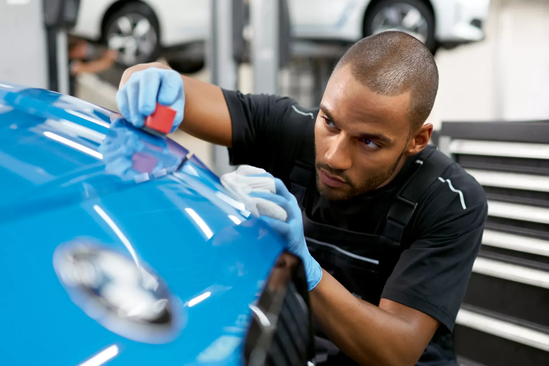 Un mécanicien travaille sur un véhicule BMW.