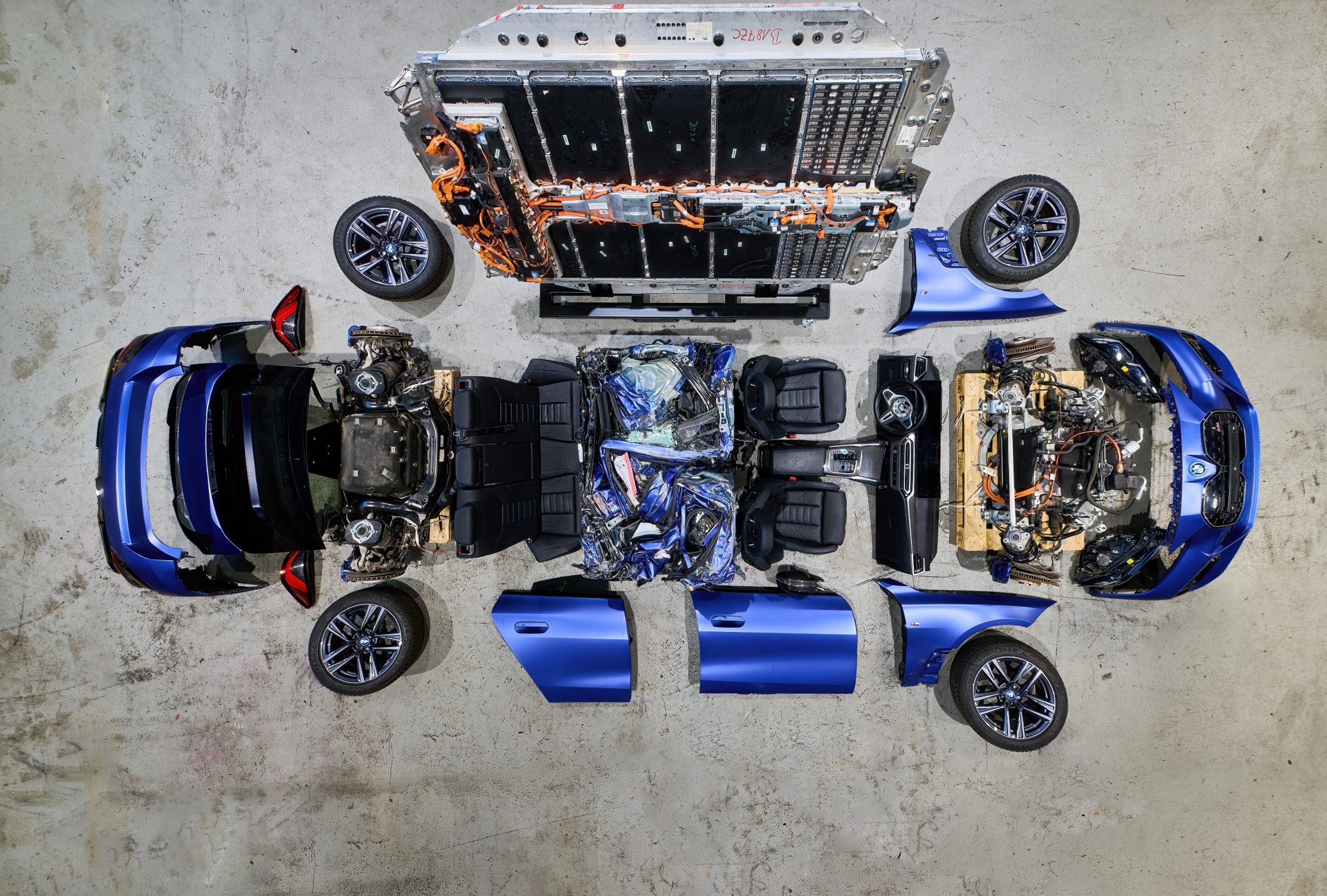Les pièces séparées d'une BMW bleue.