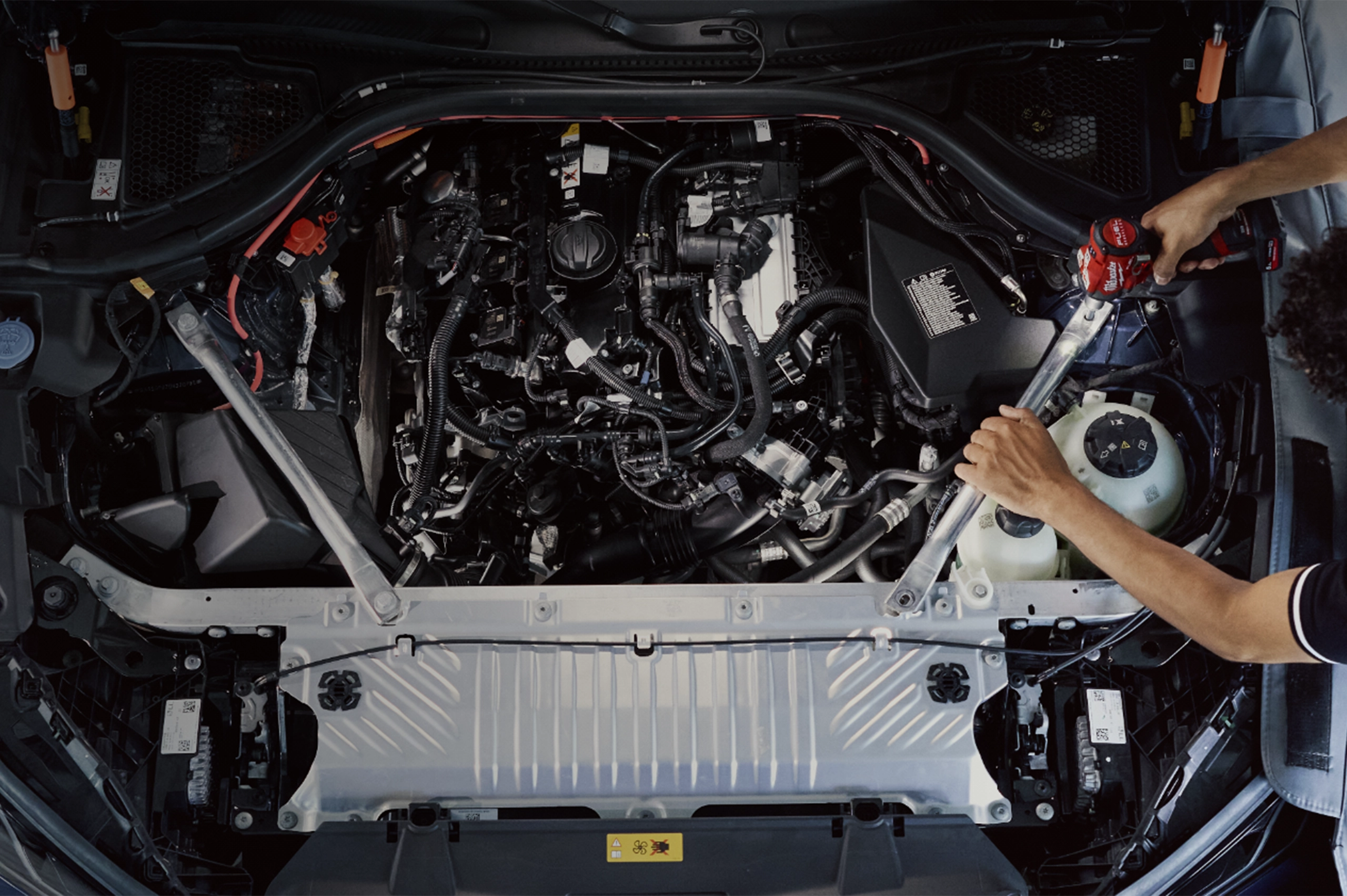 Un mécanicien travaillant sur une BMW.