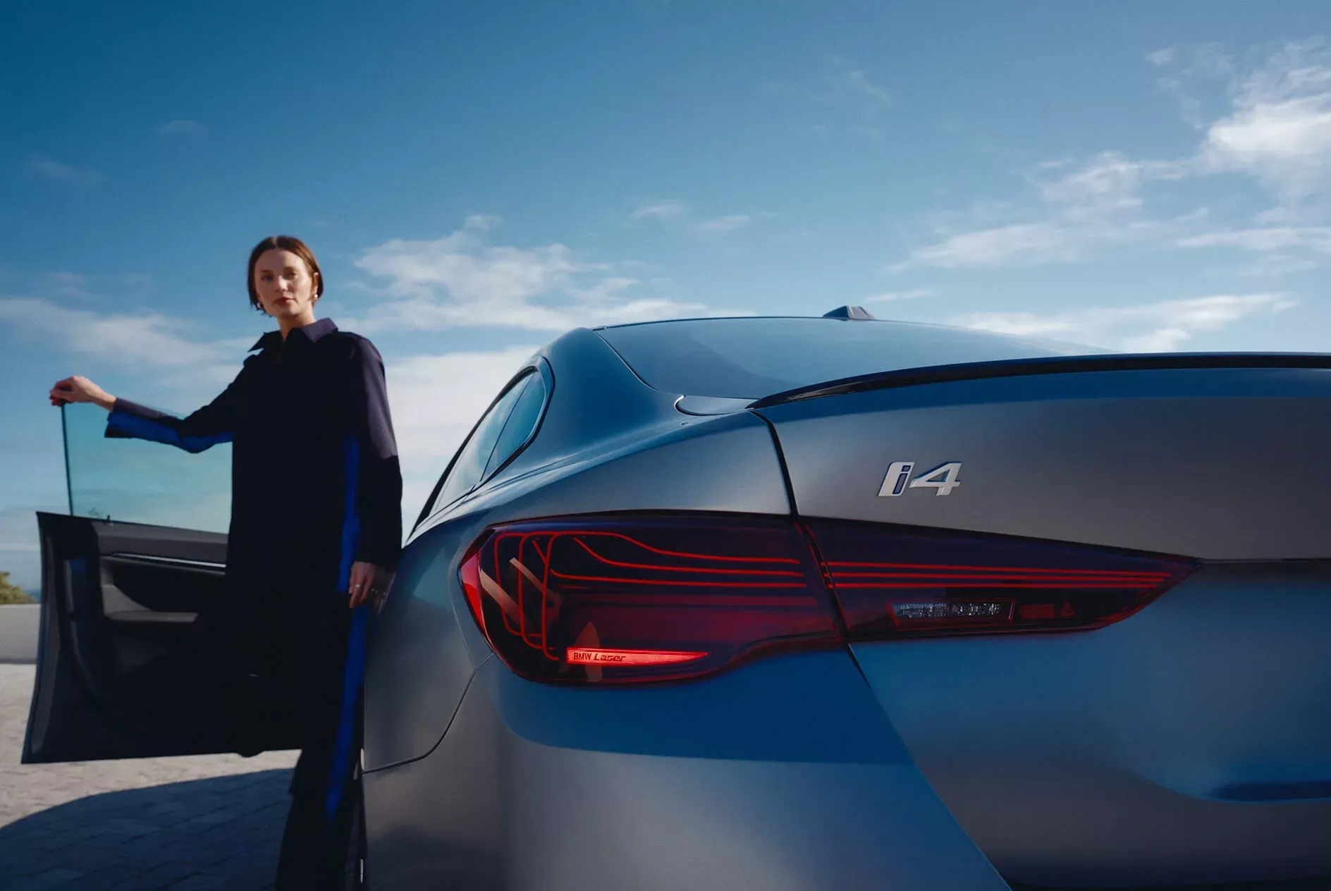 Une cliente BMW sortant de son véhicule BMW.
