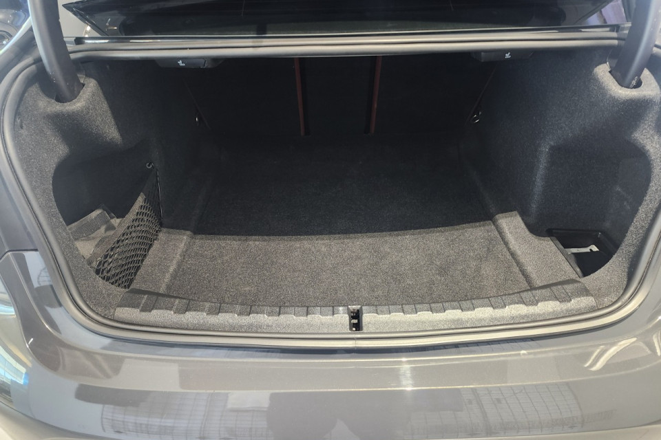 2024 BMW 3 Series - Image 7