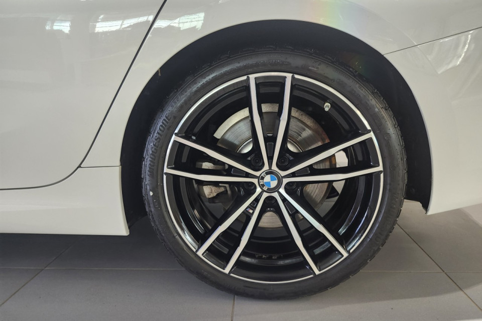 2022 BMW 3 series - Image 3