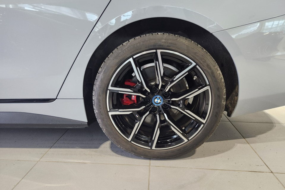 2024 BMW i4 - Image 3