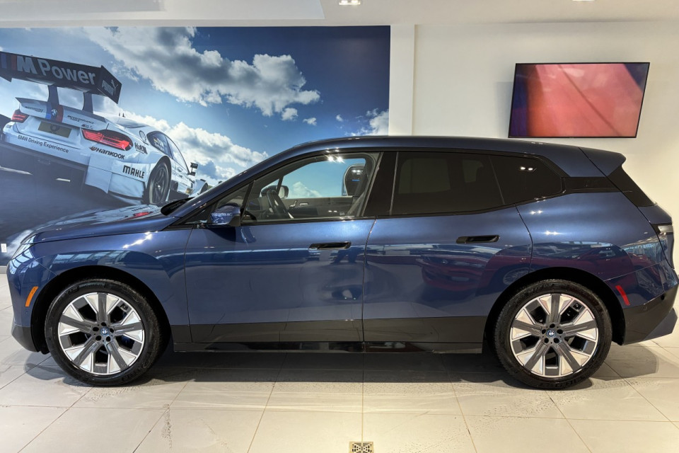 2023 BMW iX - Image 2
