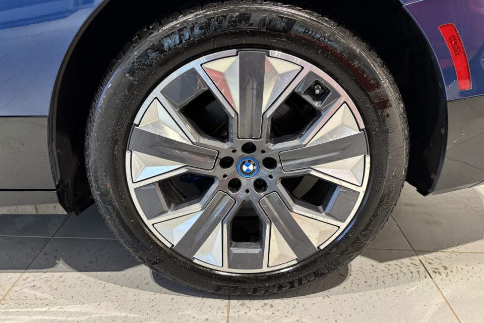 2023 BMW iX - Image 3