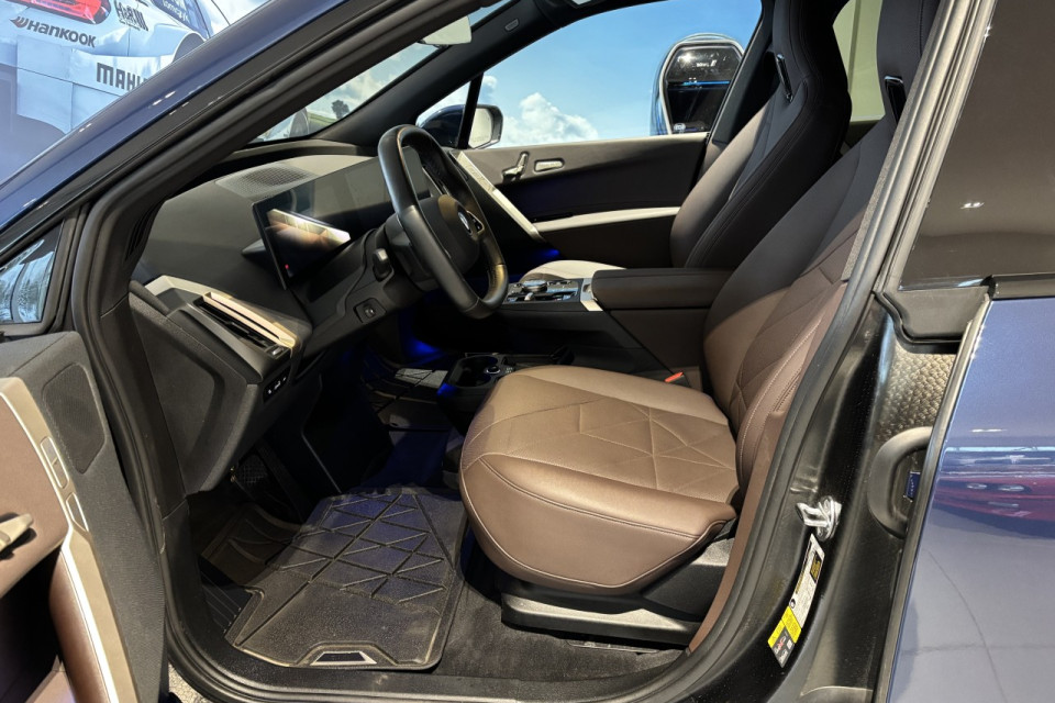 2023 BMW iX - Image 11