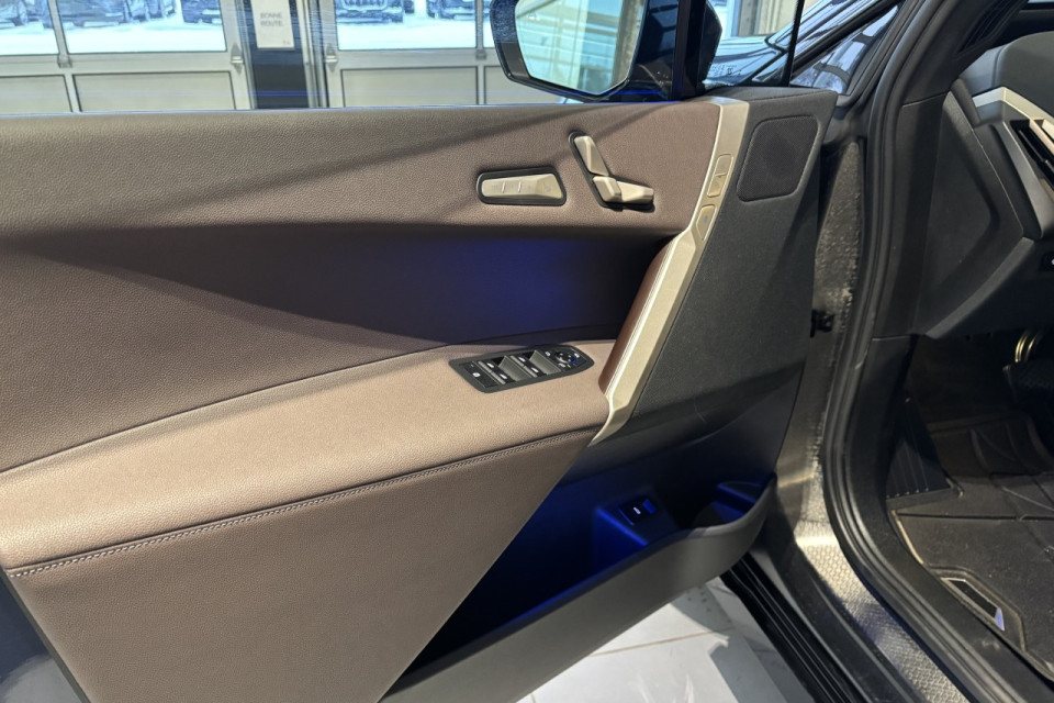 2023 BMW iX - Image 13