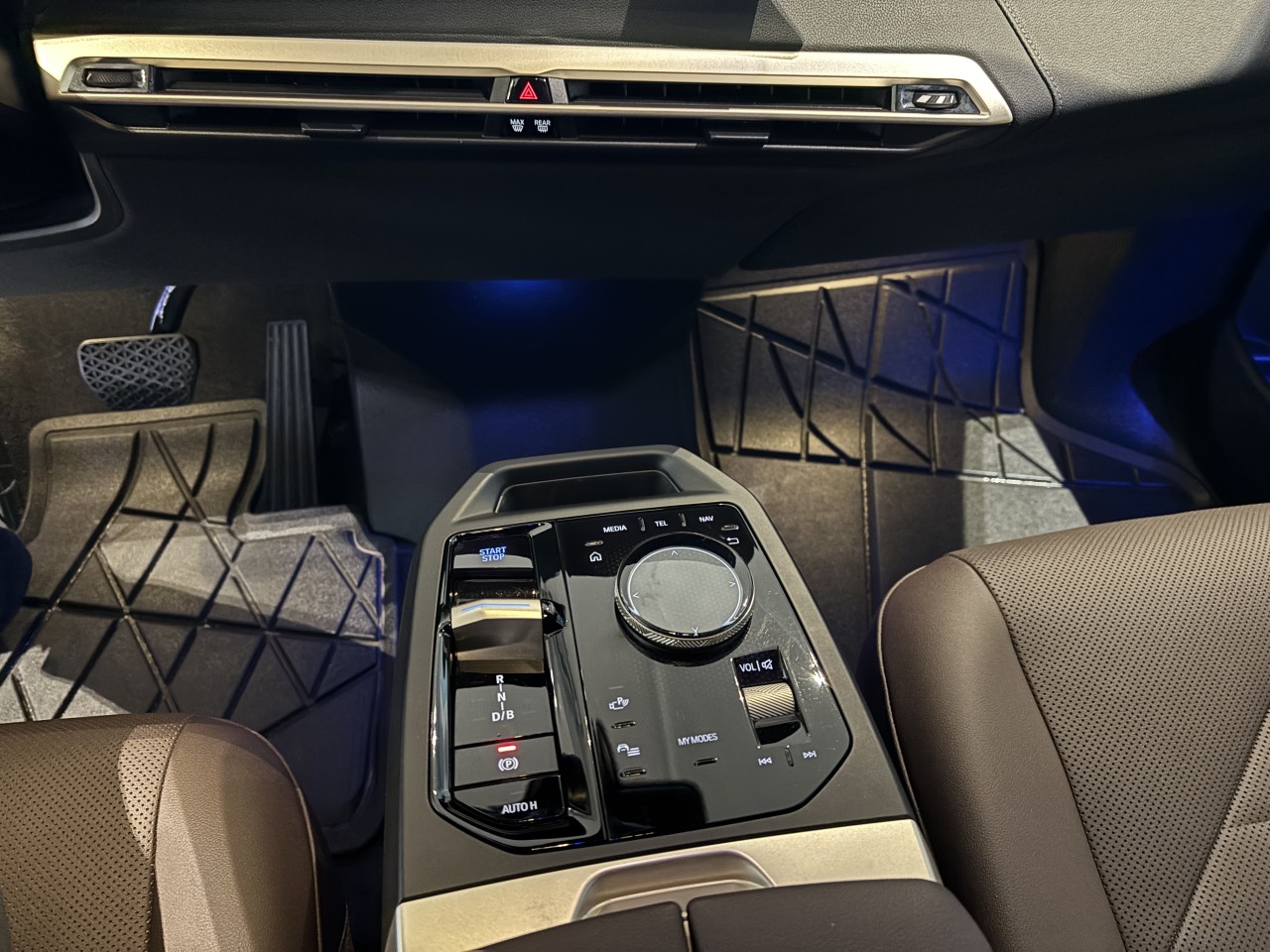 2023 BMW iX - Image 14