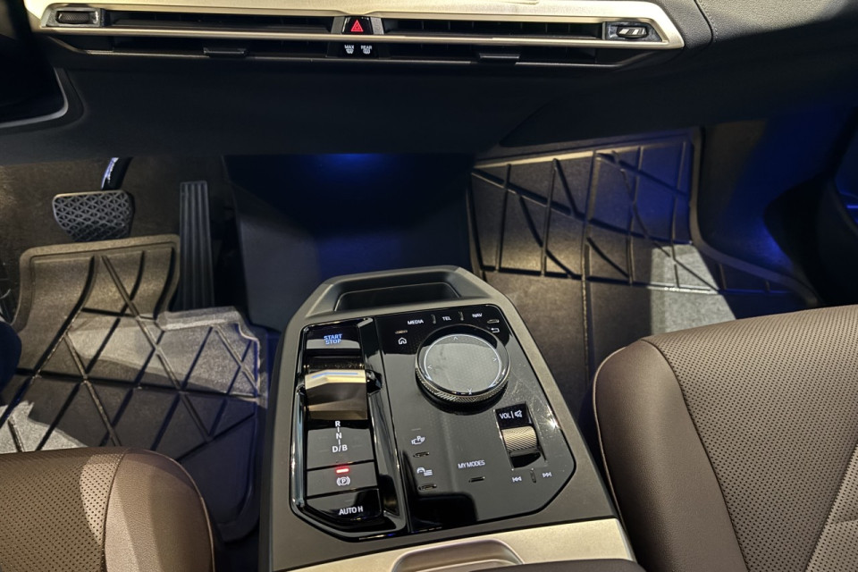 2023 BMW iX - Image 14