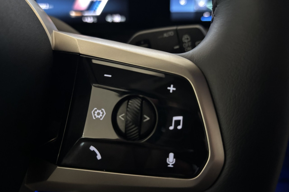 2023 BMW iX - Image 21