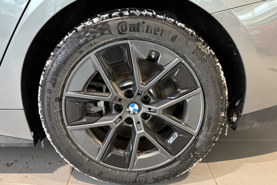 2025 BMW i4 - Image 3