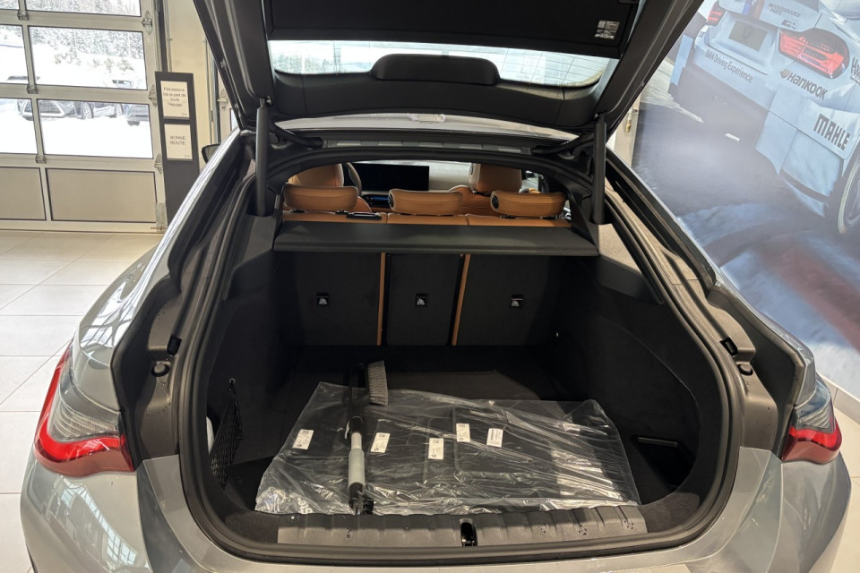 2025 BMW i4 - Image 6