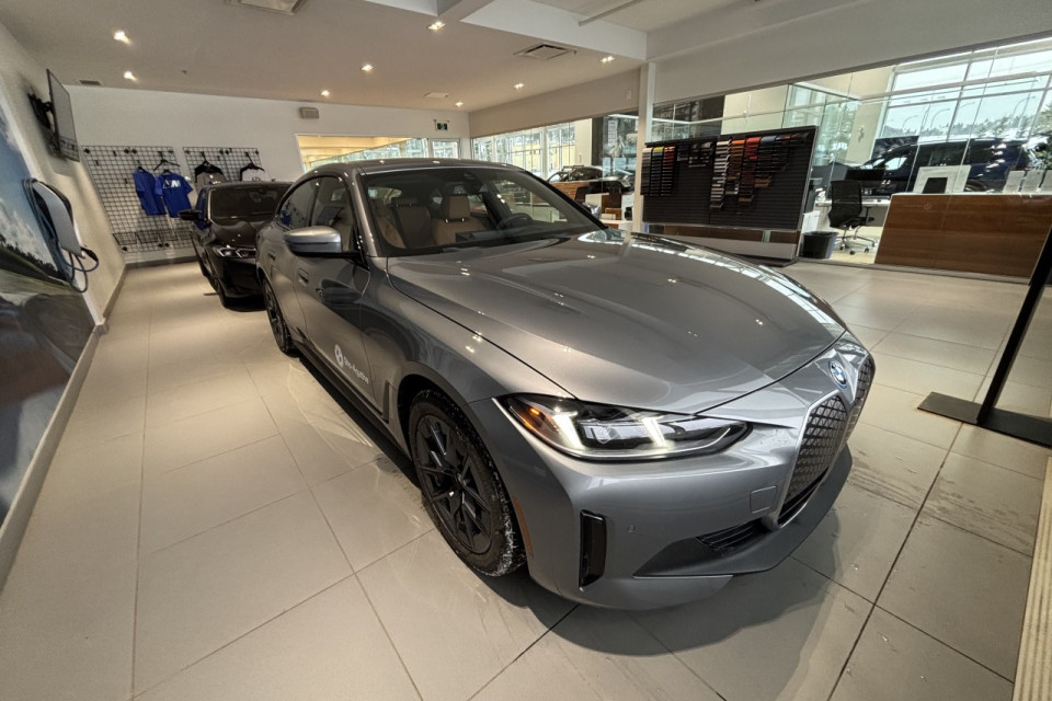 2025 BMW i4 - Image 9