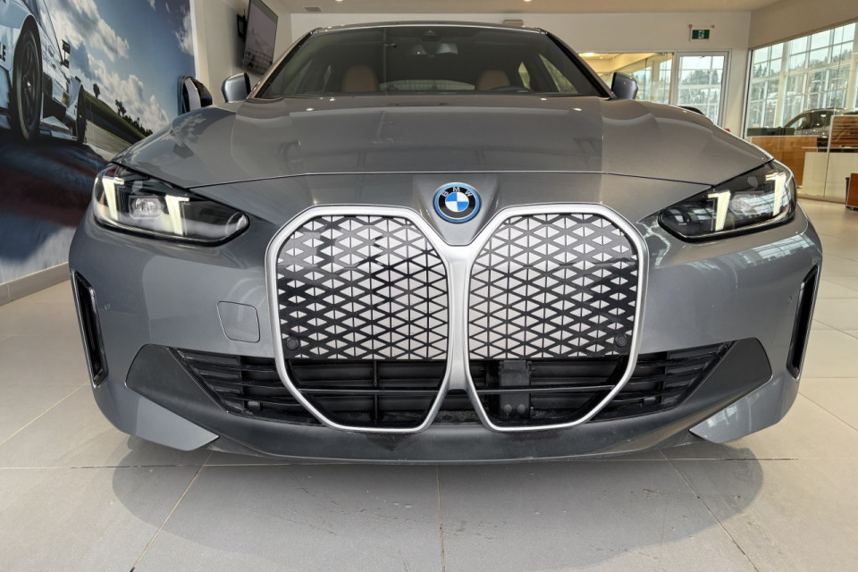 2025 BMW i4 - Image 11