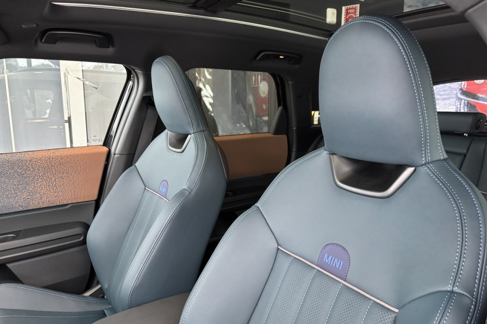 2025 MINI Countryman - Image 22