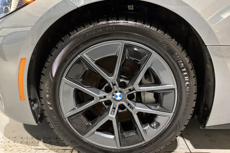 2025 BMW i4 - Image 3