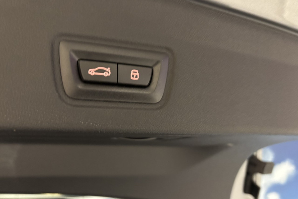 2025 BMW i4 - Image 7