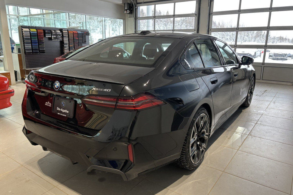 2026 BMW i5 - Image 8