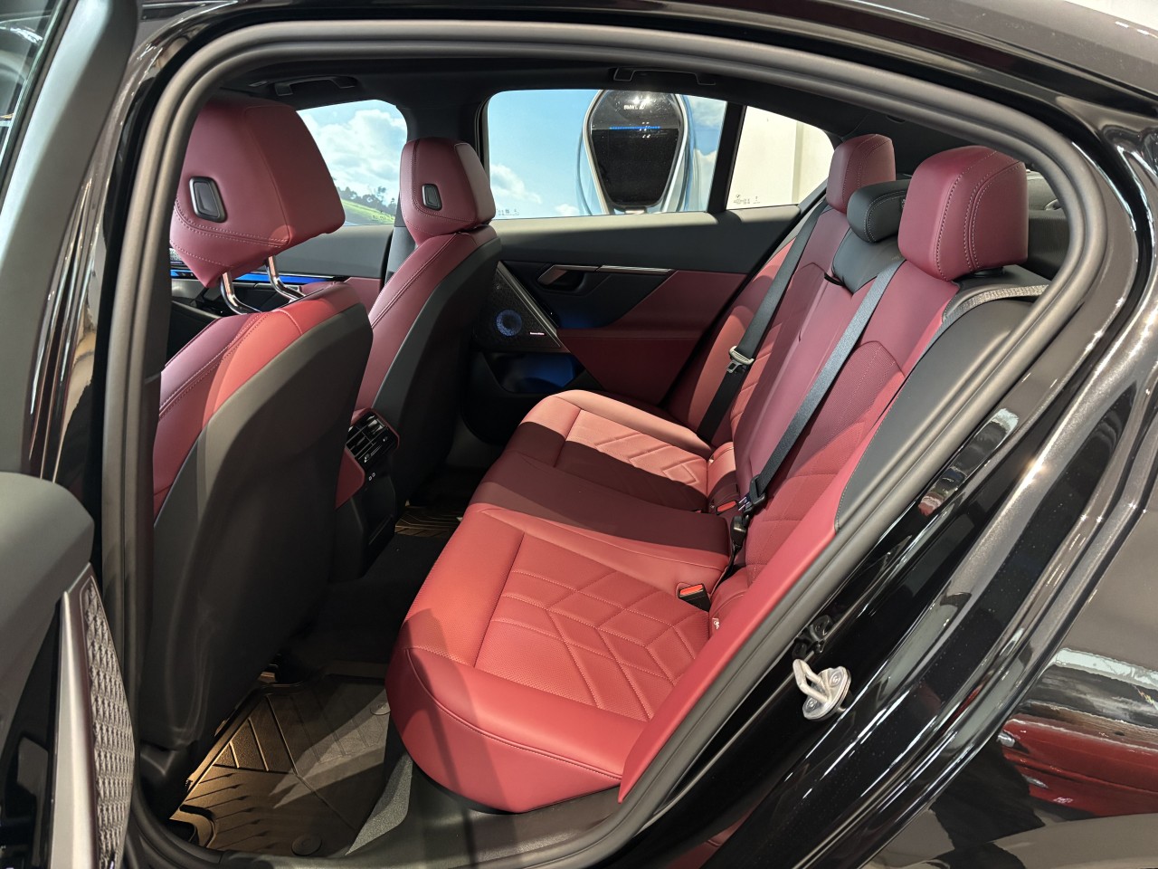 2026 BMW i5 - Image 13