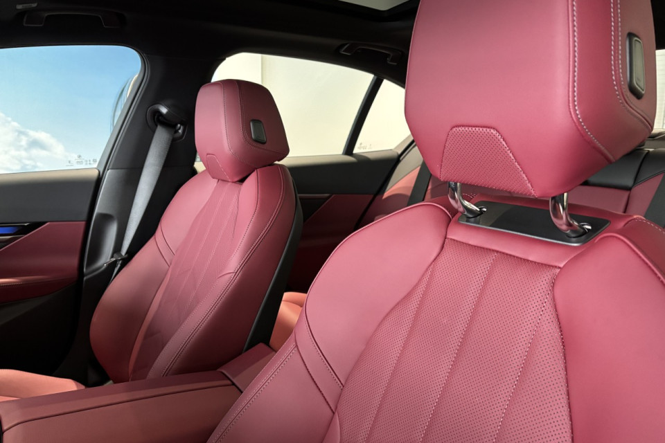 2026 BMW i5 - Image 15