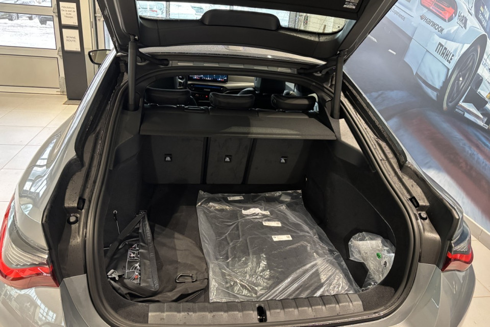 2025 BMW i4 - Image 6