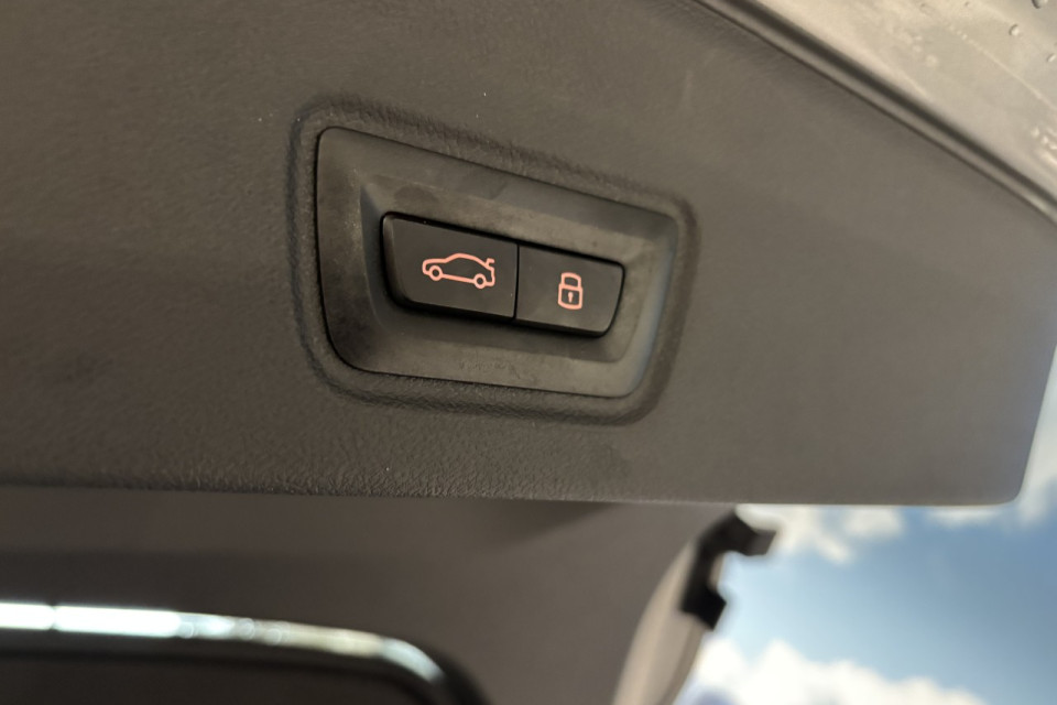 2025 BMW i4 - Image 7