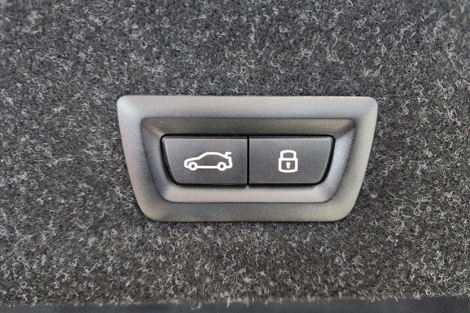 2024 BMW 3 Series - Image 7