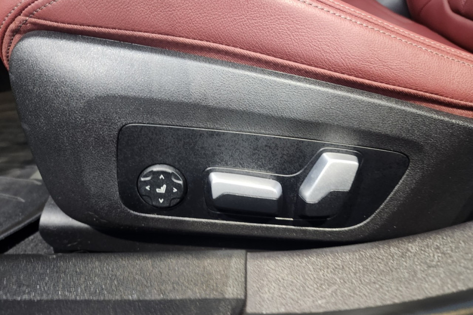 2024 BMW 3 Series - Image 13