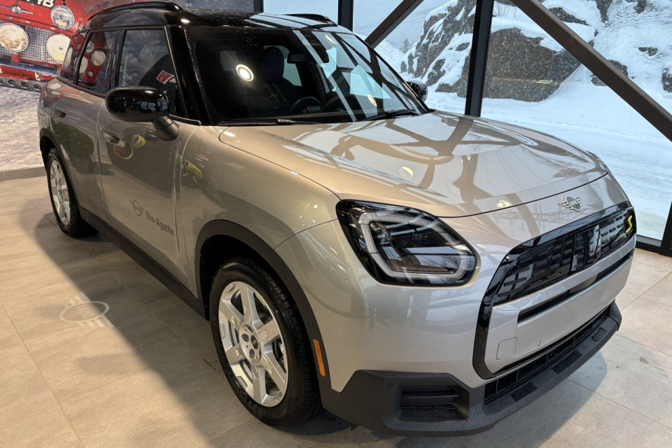 2025 MINI Countryman - Image 9