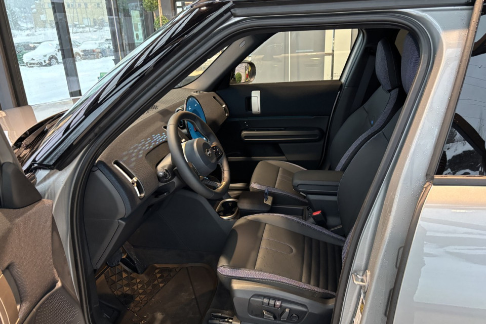 2025 MINI Countryman - Image 11
