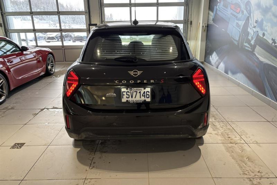 2026 MINI 5 Door - Image 15