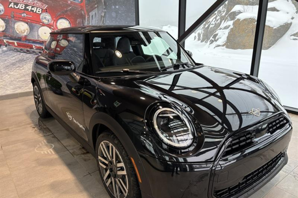 2026 MINI 3 Door - Image 11