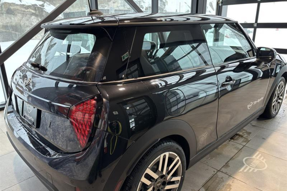 2026 MINI 3 Door - Image 12