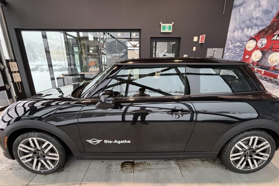 2026 MINI 3 Door - Image 16