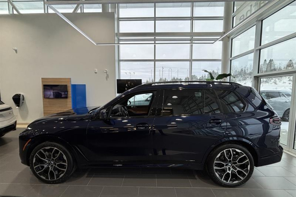 2026 BMW X7 - Image 24