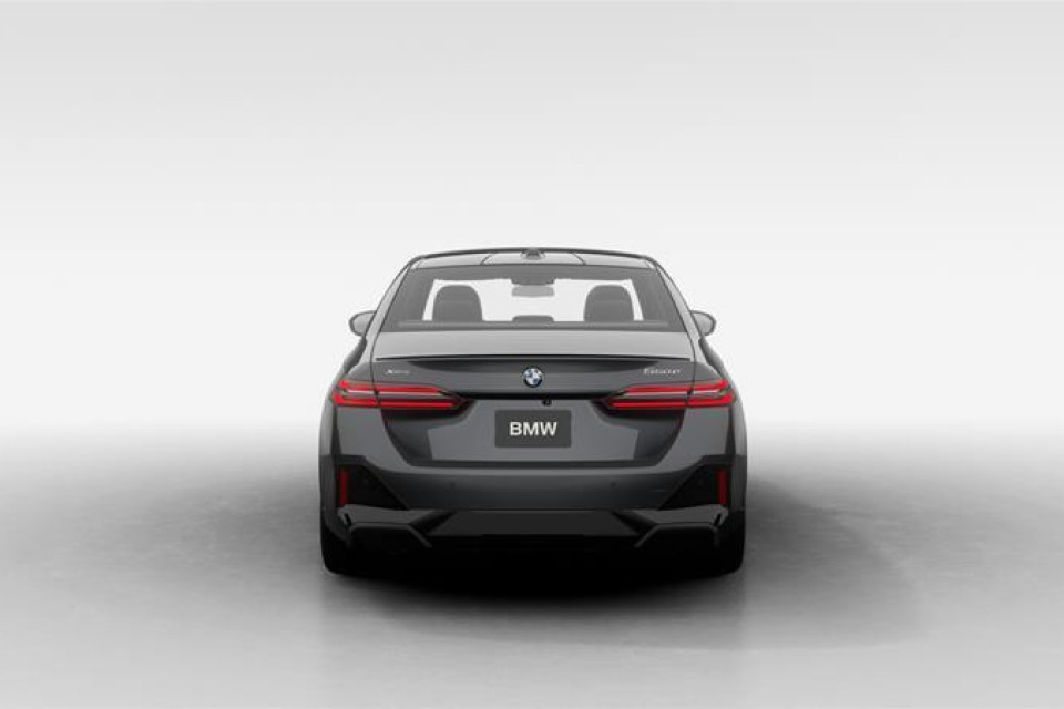 2026 BMW 550e - Image 6