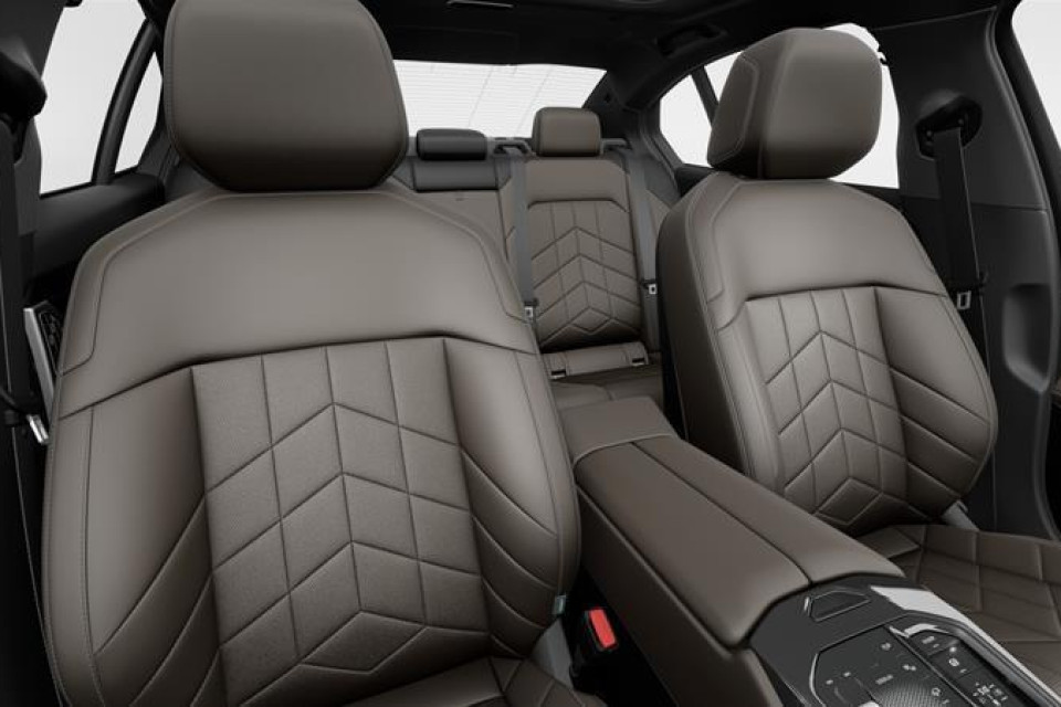 2026 BMW 550e - Image 13